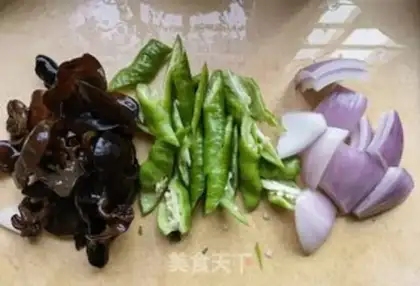 Make Garlic sauce, fried eggs step 0
