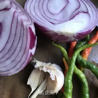 Make Onion fried spinal meat step 1