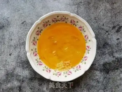 Make Garlic sauce, fried eggs step 1