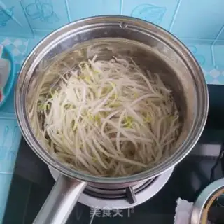 Make Green bean sprouts of wheat noodles step 1