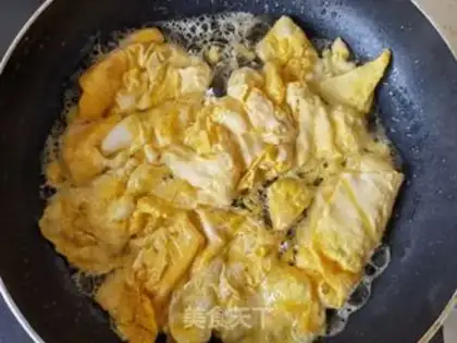 Make Garlic sauce, fried eggs step 3
