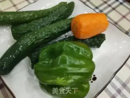 Make cucumber pepper shrimp step 1