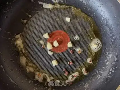 Make Garlic sauce, fried eggs step 4