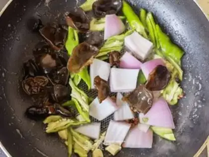 Make Garlic sauce, fried eggs step 5