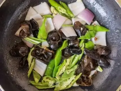Make Garlic sauce, fried eggs step 6