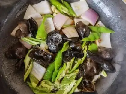 Make Garlic sauce, fried eggs step 7