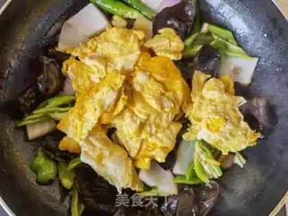 Make Garlic sauce, fried eggs step 8