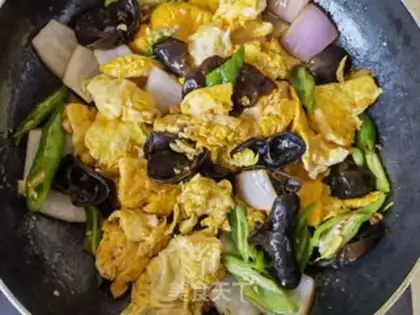 Make Garlic sauce, fried eggs step 9