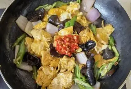 Make Garlic sauce, fried eggs step 10