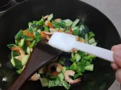 Make cucumber pepper shrimp step 10