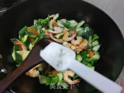 Make cucumber pepper shrimp step 11