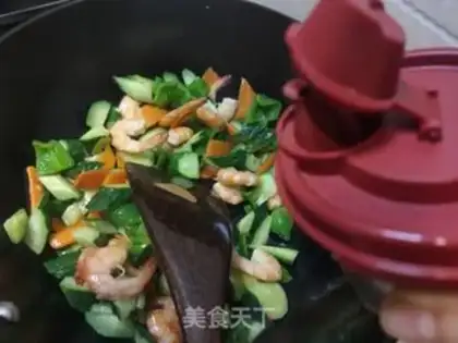 Make cucumber pepper shrimp step 12