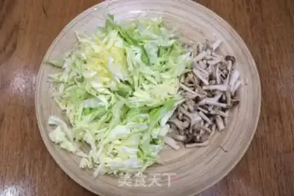 Make Round cabbage fried mushrooms step 1