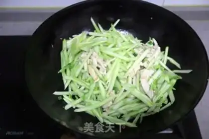Make Chicken cucumber noodles step 7