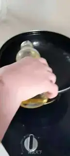 Make cucumber fried eggs step 3