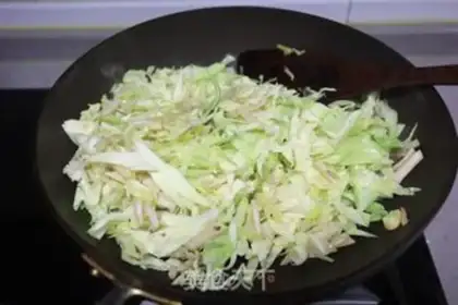Make Round cabbage fried mushrooms step 3
