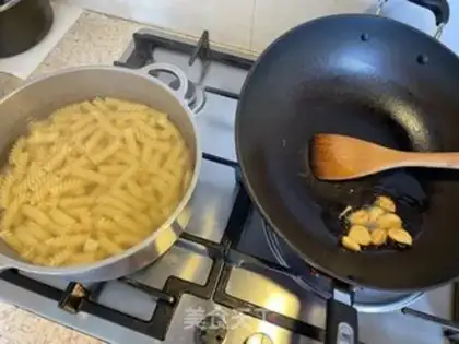 Make The clams boiled the spiral noodles step 0