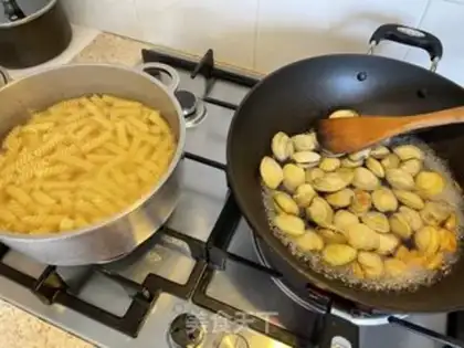 Make The clams boiled the spiral noodles step 1