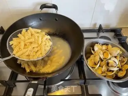 Make The clams boiled the spiral noodles step 2