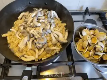 Make The clams boiled the spiral noodles step 3