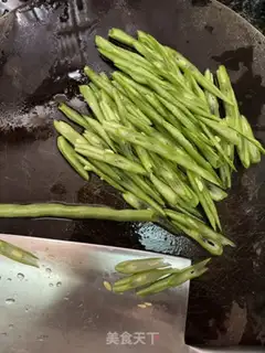 Make Four seasons of bean fried meat step 1