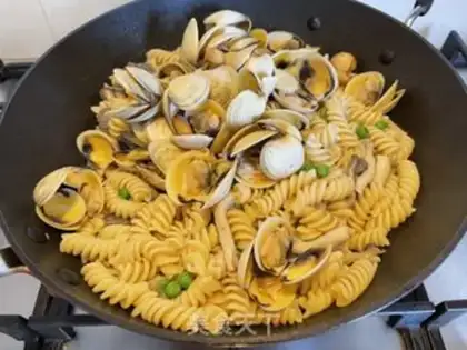 Make The clams boiled the spiral noodles step 4