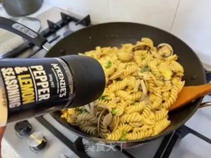 Make The clams boiled the spiral noodles step 5
