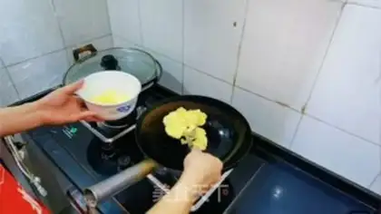 Make Egg and ham and crackers step 1