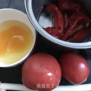 Make Spicy leather tomato egg noodles step 1