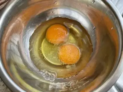 Make Cracking eggs step 1