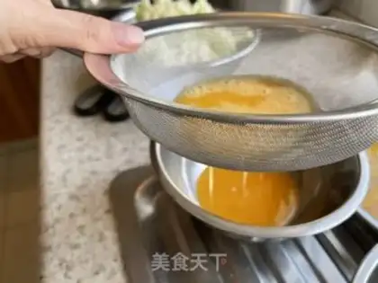Make Cracking eggs step 2