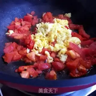 Make Spicy leather tomato egg noodles step 4