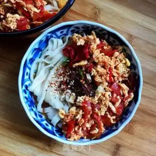 Make Spicy leather tomato egg noodles step 11