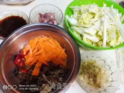 Make Carrot cabbage with fried meat step 0