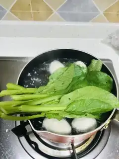 Make Soup of the purple meatballs step 4