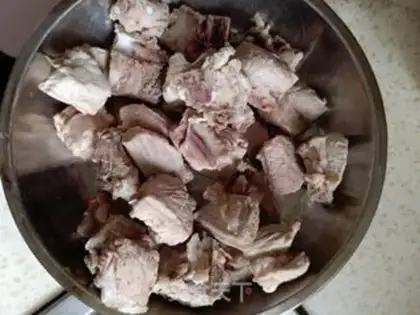 Make Four seasons of bean roasted ribs step 1