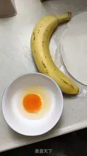 Make Hand-picked banana rolls step 1