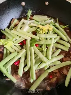 Make Four seasons of bean roasted ribs step 7