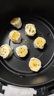 Make Hand-picked banana rolls step 5