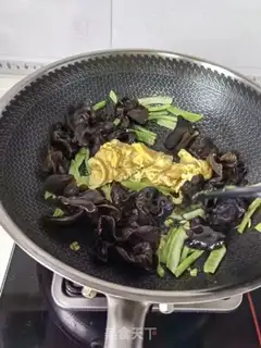 Make Eggs and mussels step 4