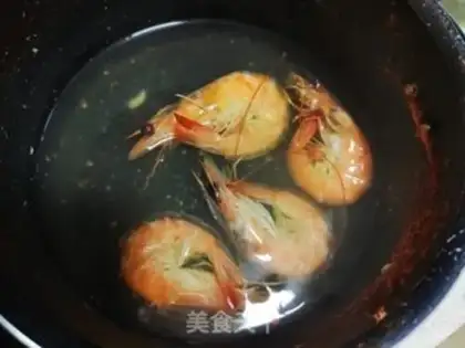 Make Shrimp and blue salad step 0