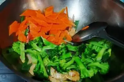 Make Shrimp fried broccoli step 4