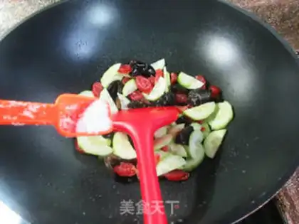 Make Black-mule sausage fried cucumber step 6