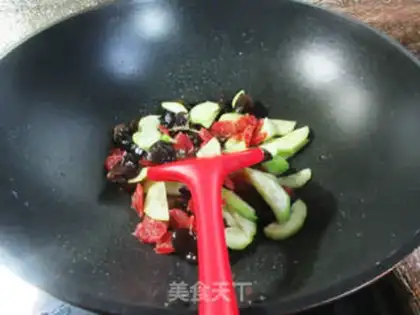 Make Black-mule sausage fried cucumber step 8