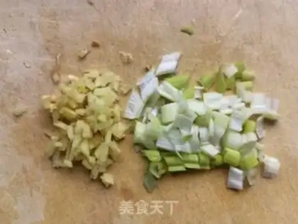 Make Garlic chili sauce and scallops step 1