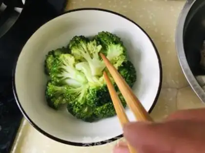Make ♪ Burn the broccoli ♪ step 3