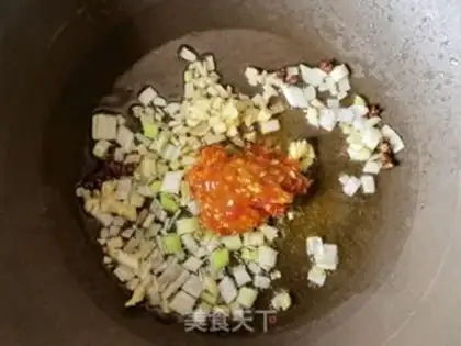 Make Garlic chili sauce and scallops step 3