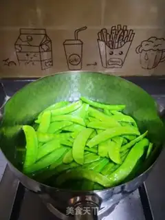 Make Bacon fried Dutch beans step 1
