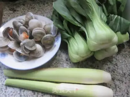 Make A round clam with a white hand step 0
