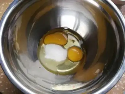 Make Six-inch sponge cake step 2